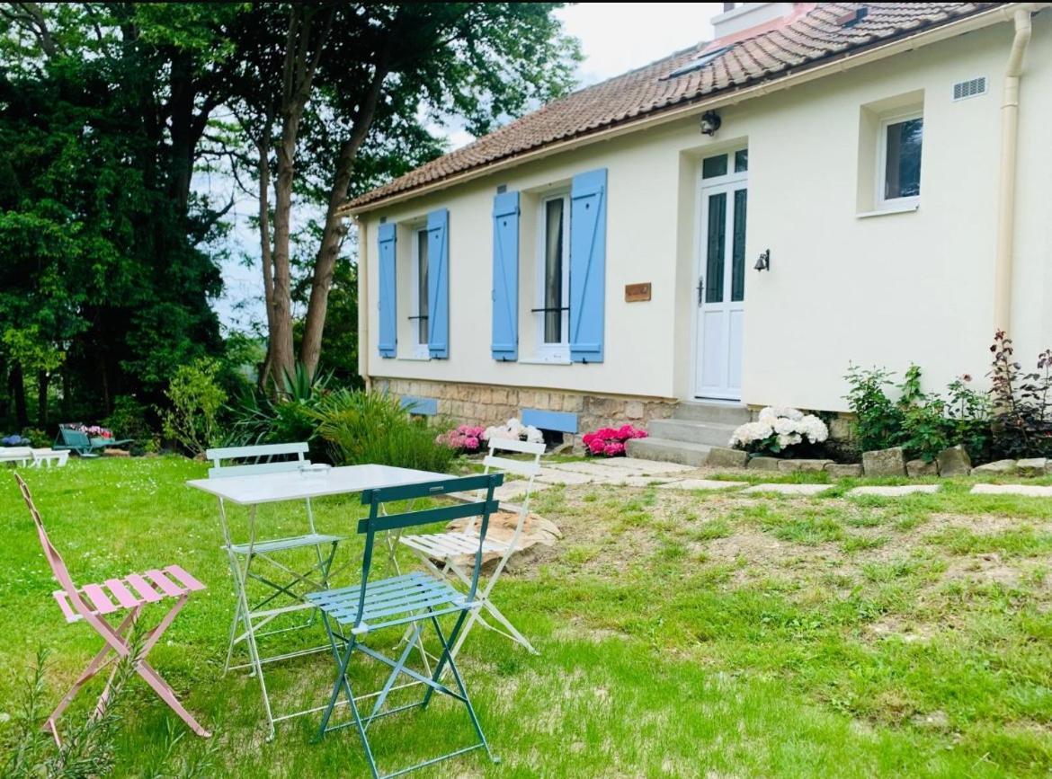 Les Volets Bleus Villa Parmain Eksteriør bilde