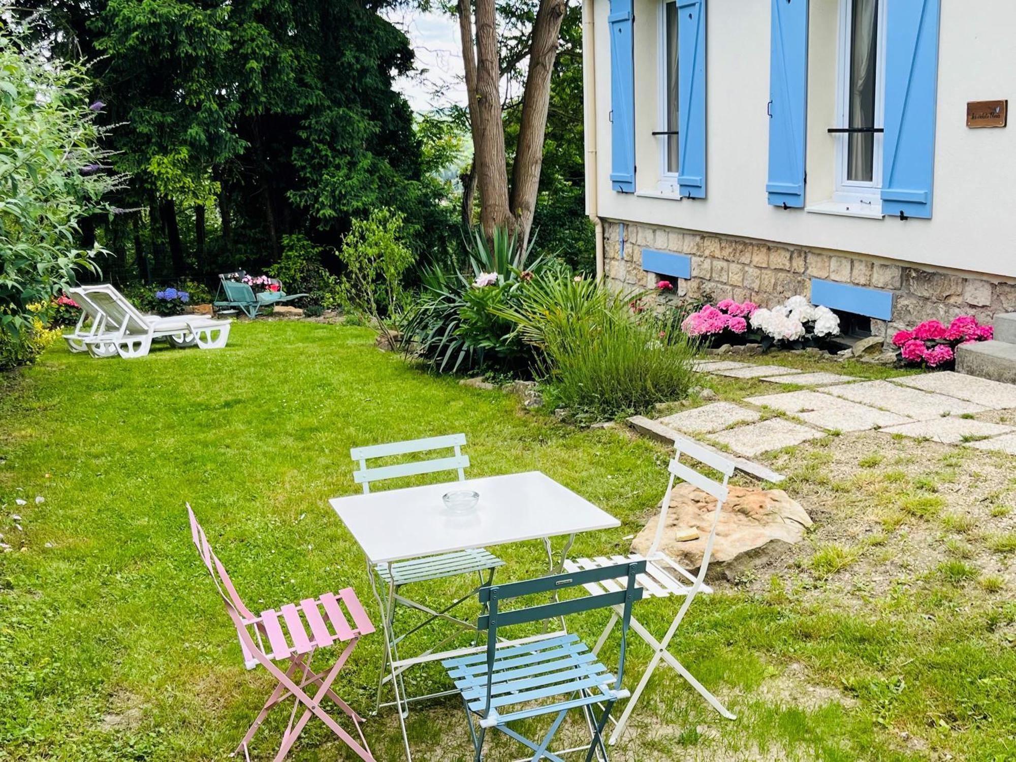 Les Volets Bleus Villa Parmain Eksteriør bilde